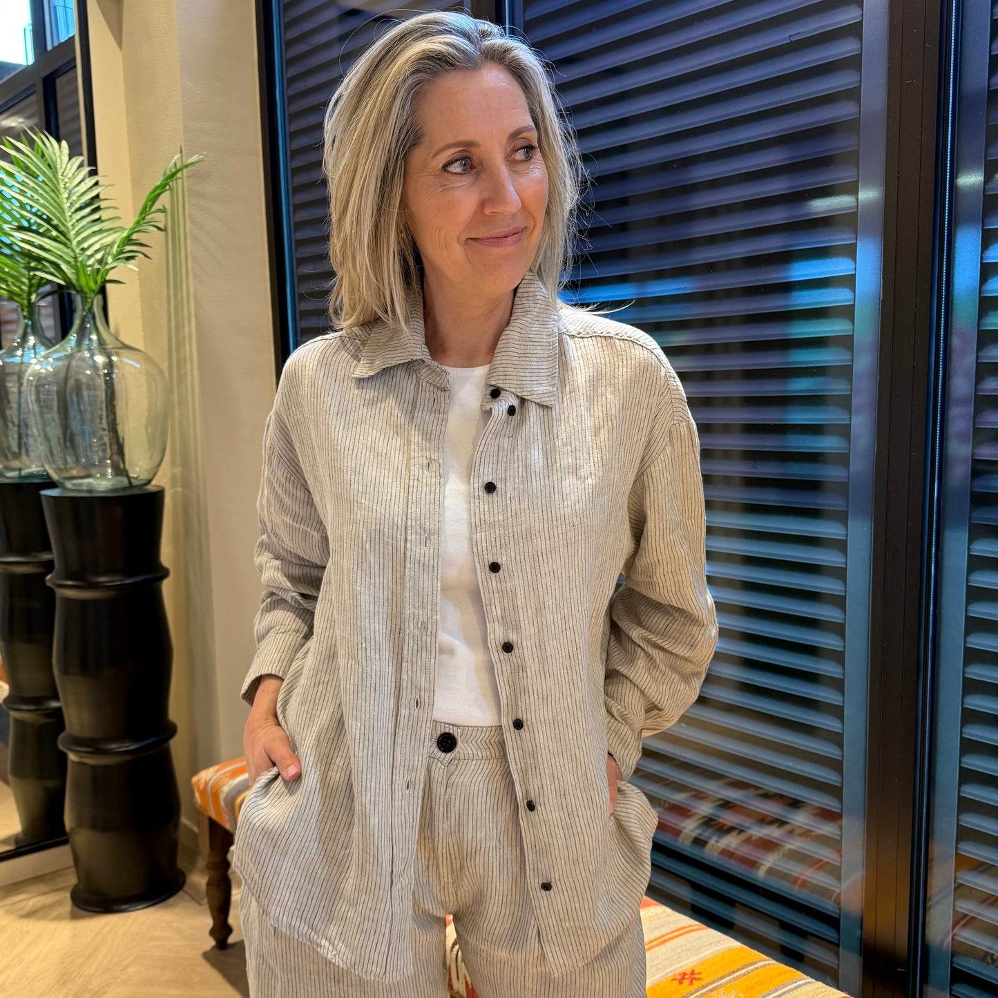 With Black Blouse Willow Streep - Peet kleding