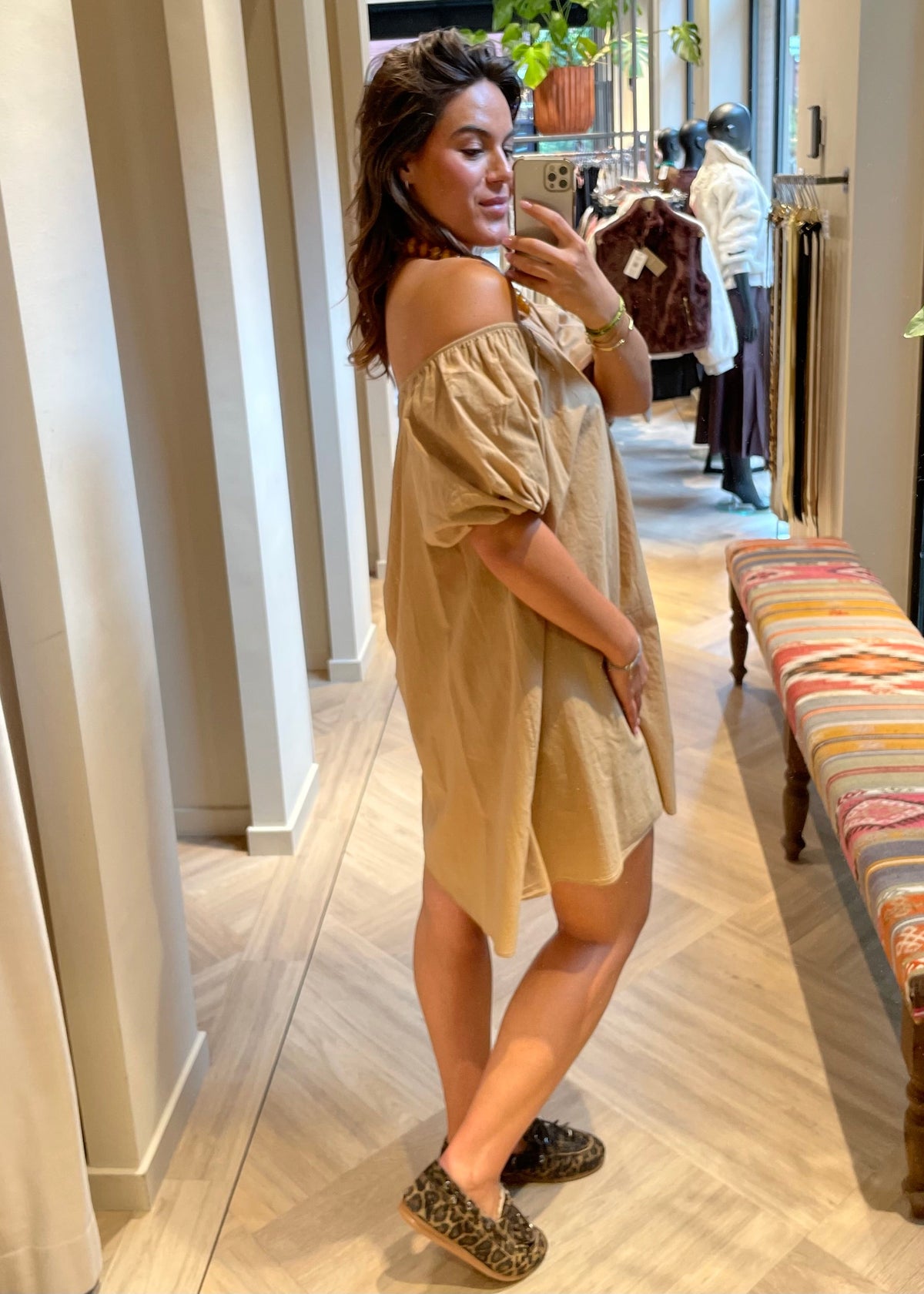 Jurk Maria Offshoulder Camel - Peet kleding