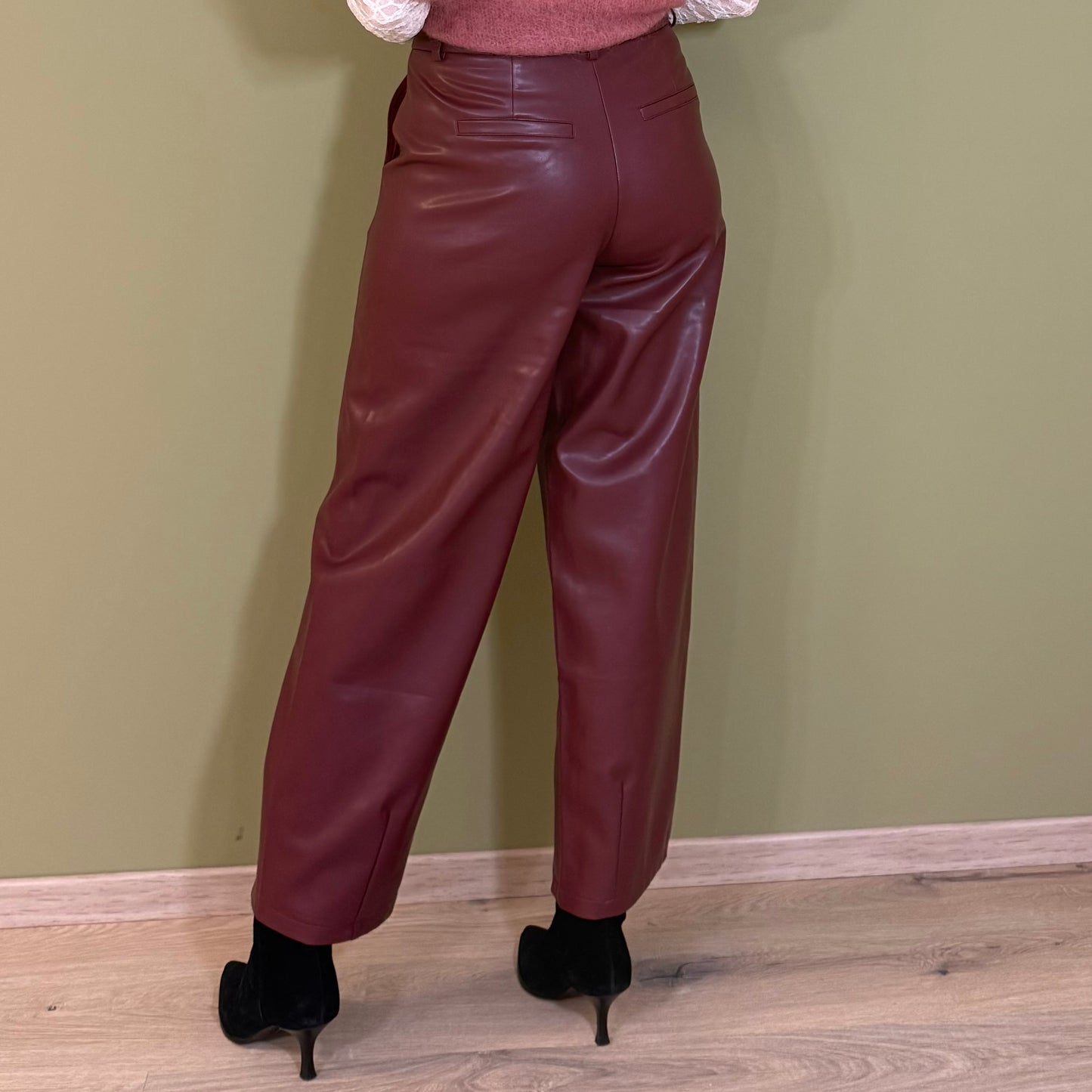 Ambika Barrel Broek PU Bordeaux - Peet kleding
