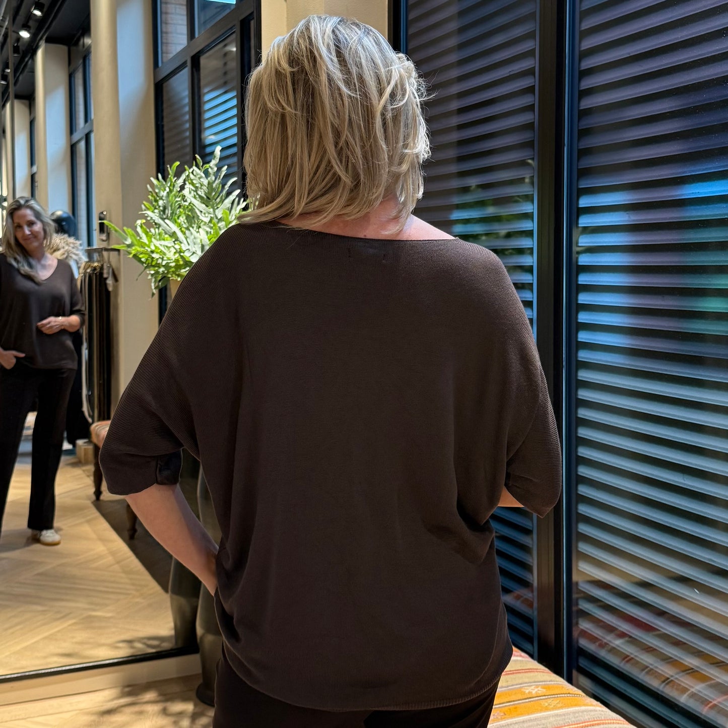 Top Joy V-hals Donkerbruin - Peet kleding
