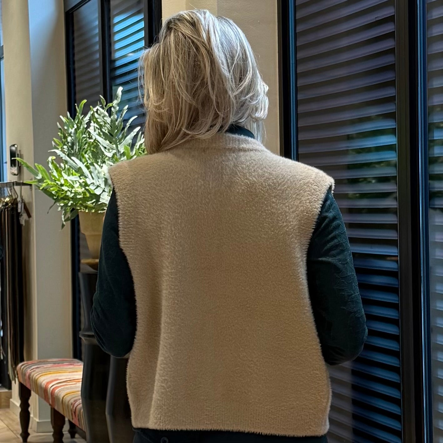 Triple Nine - Fluffy Gilet Inky Beige - 9001 - Peet kleding