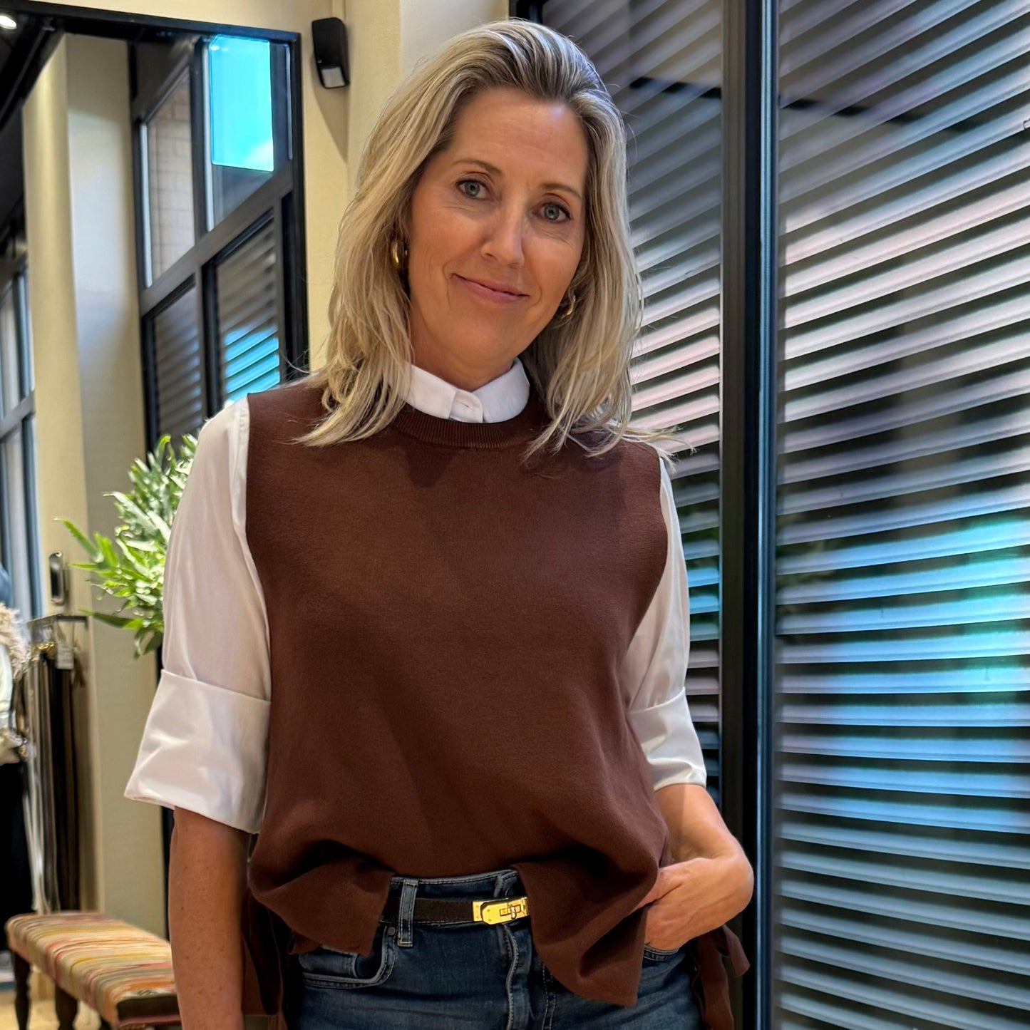 Gebreide Top Mouwloos Lucy Bruin - Peet kleding