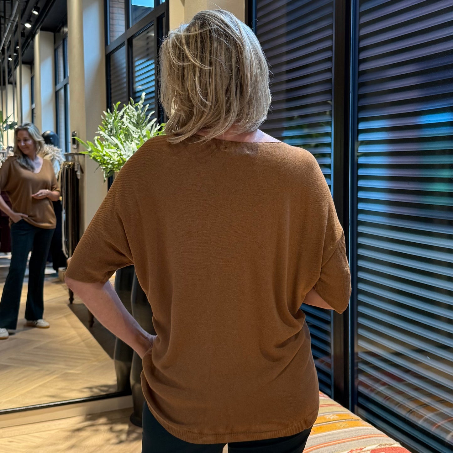 Top Joy V-hals Camel - Peet kleding