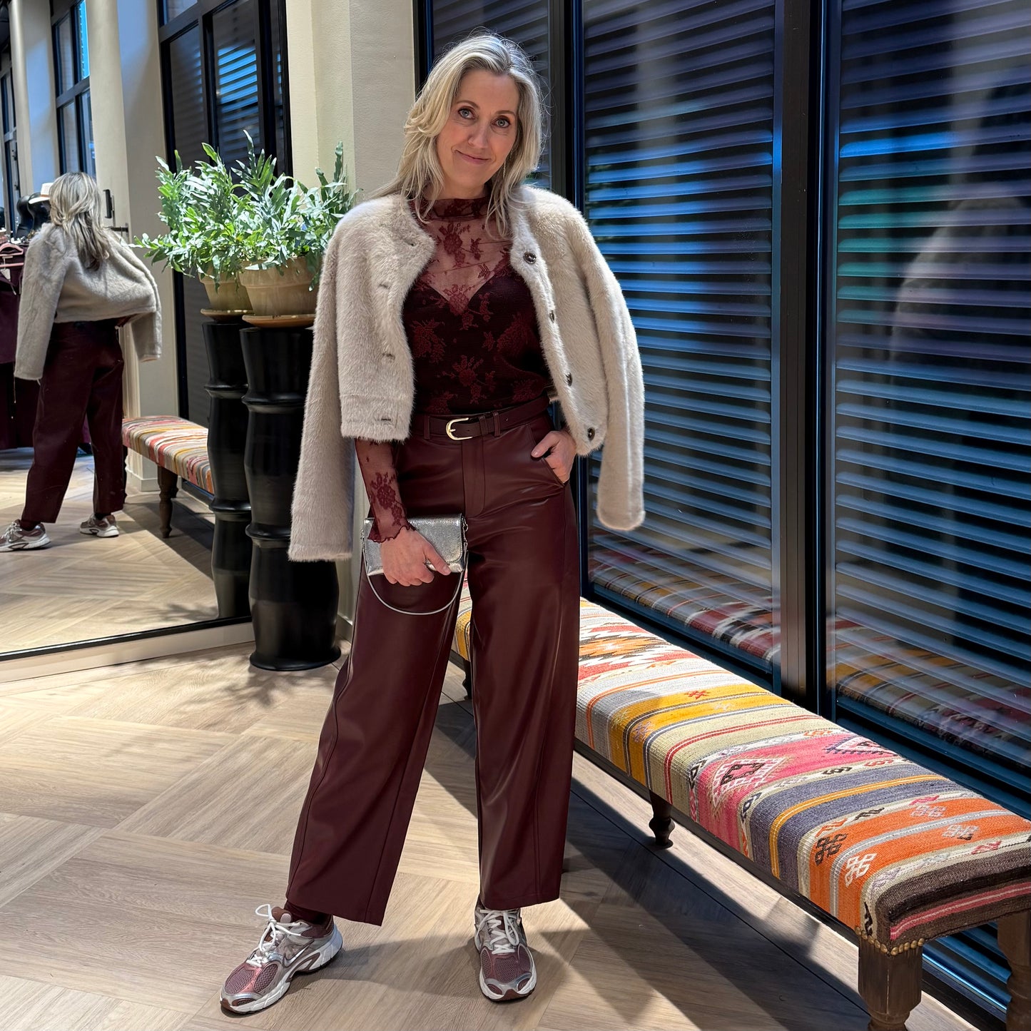 Ambika Barrel Broek PU Bordeaux - Peet kleding