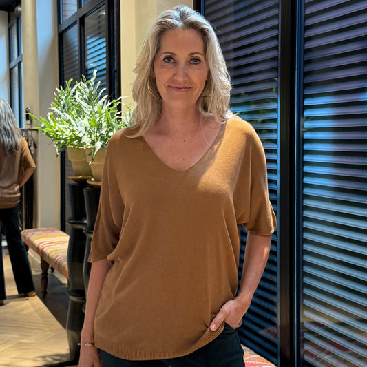 Top Joy V-hals Camel - Peet kleding