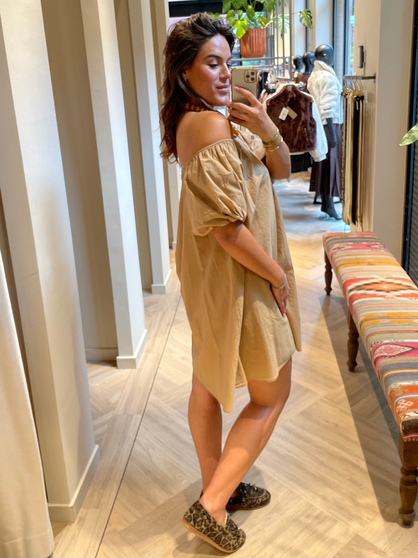 Jurk Maria Offshoulder Camel