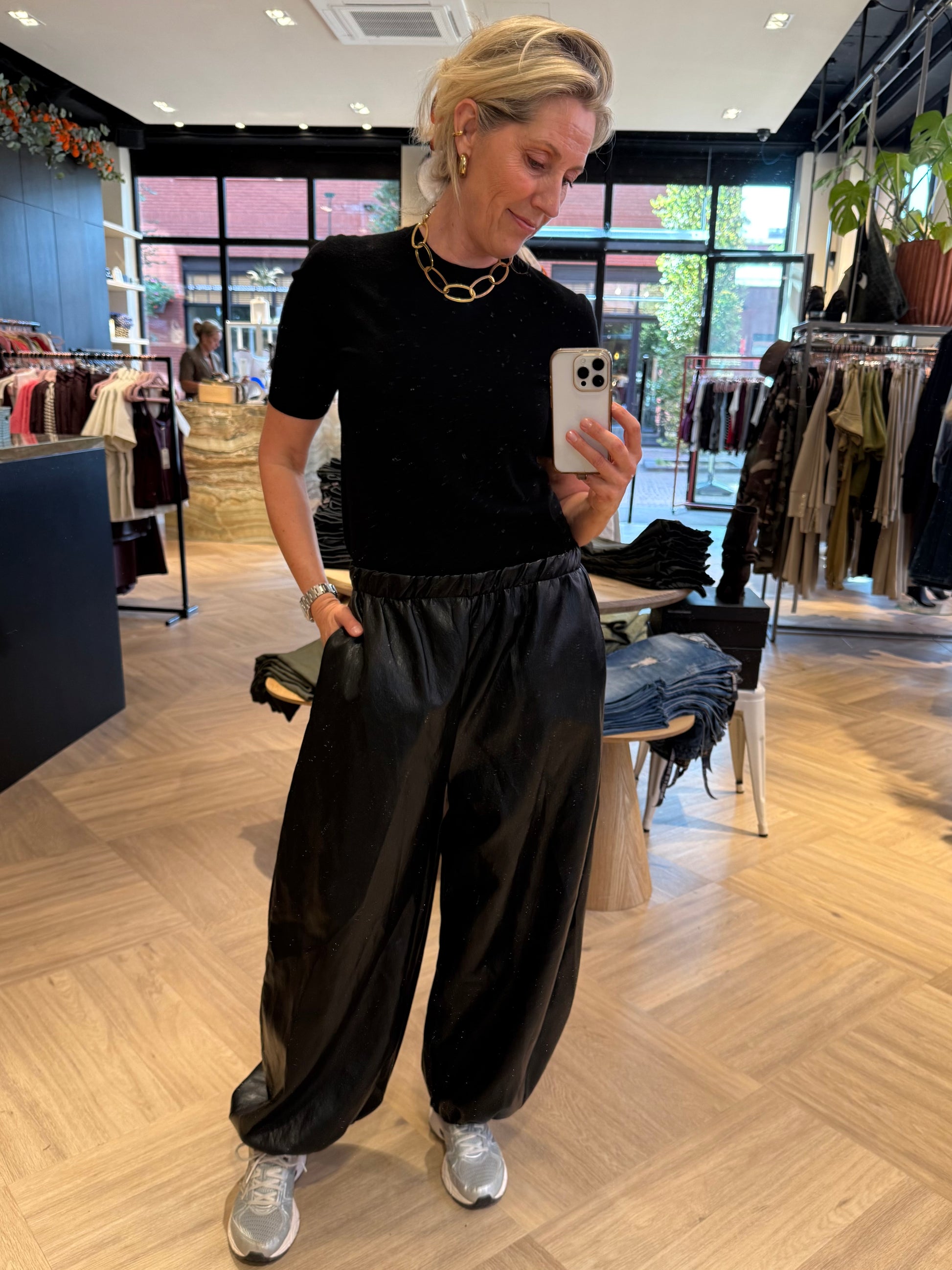 Top Basic Jip Zwart - Peet kleding