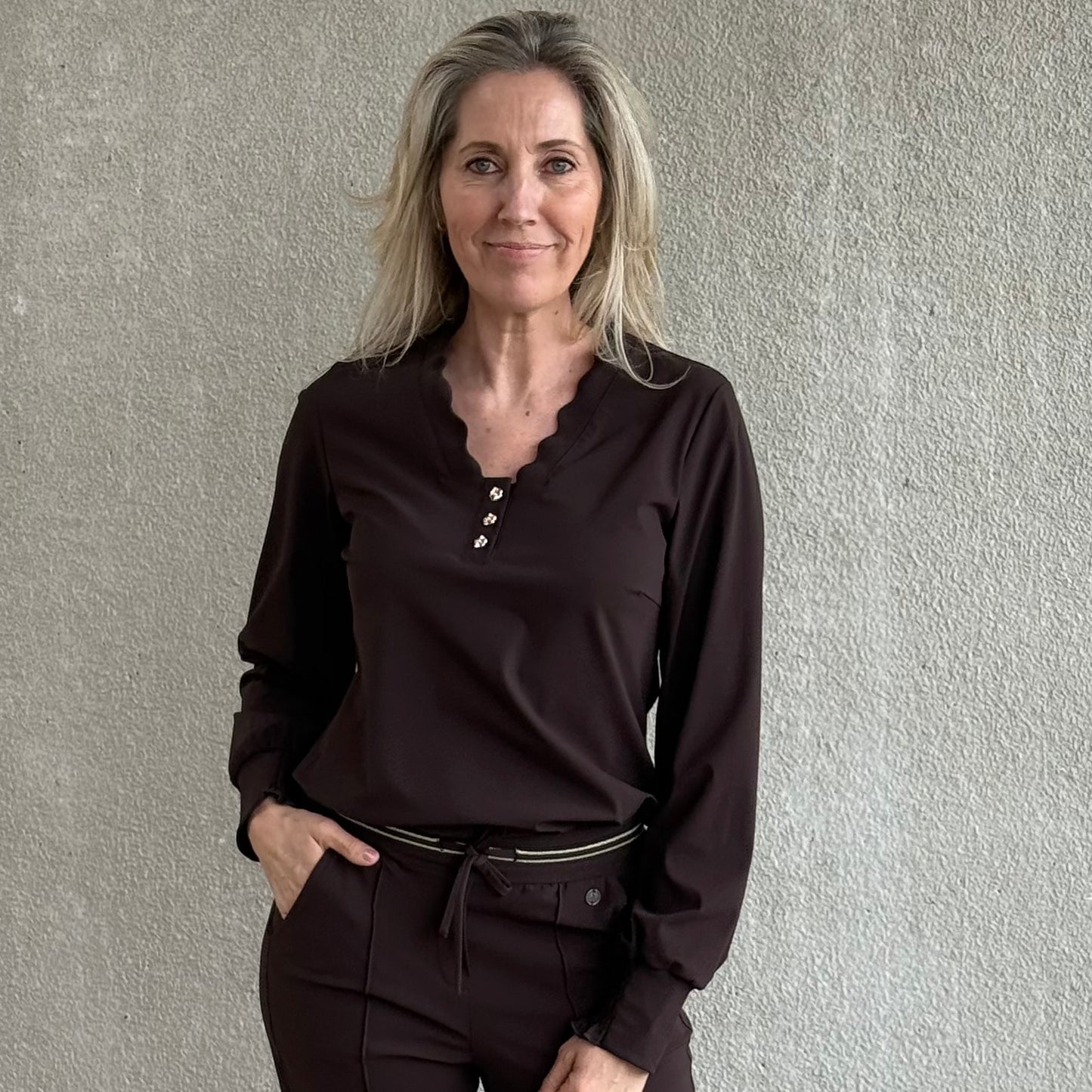 Triple Nine - Travel Top Laura Donkerbruin - 6933 - Peet kleding