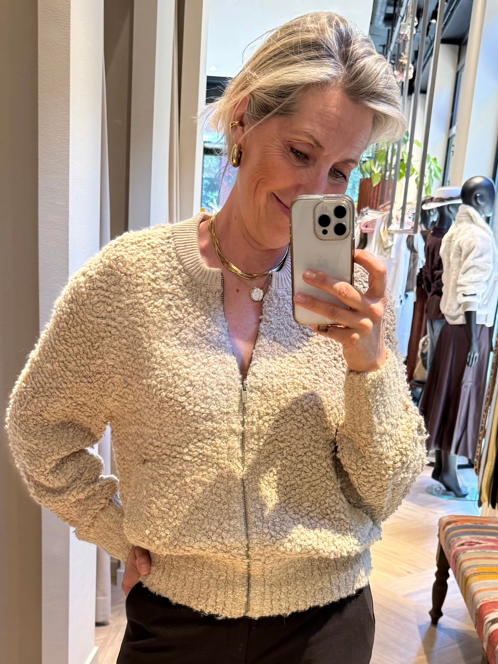 Red Button Bomber Knit Boucle Latte - Peet kleding