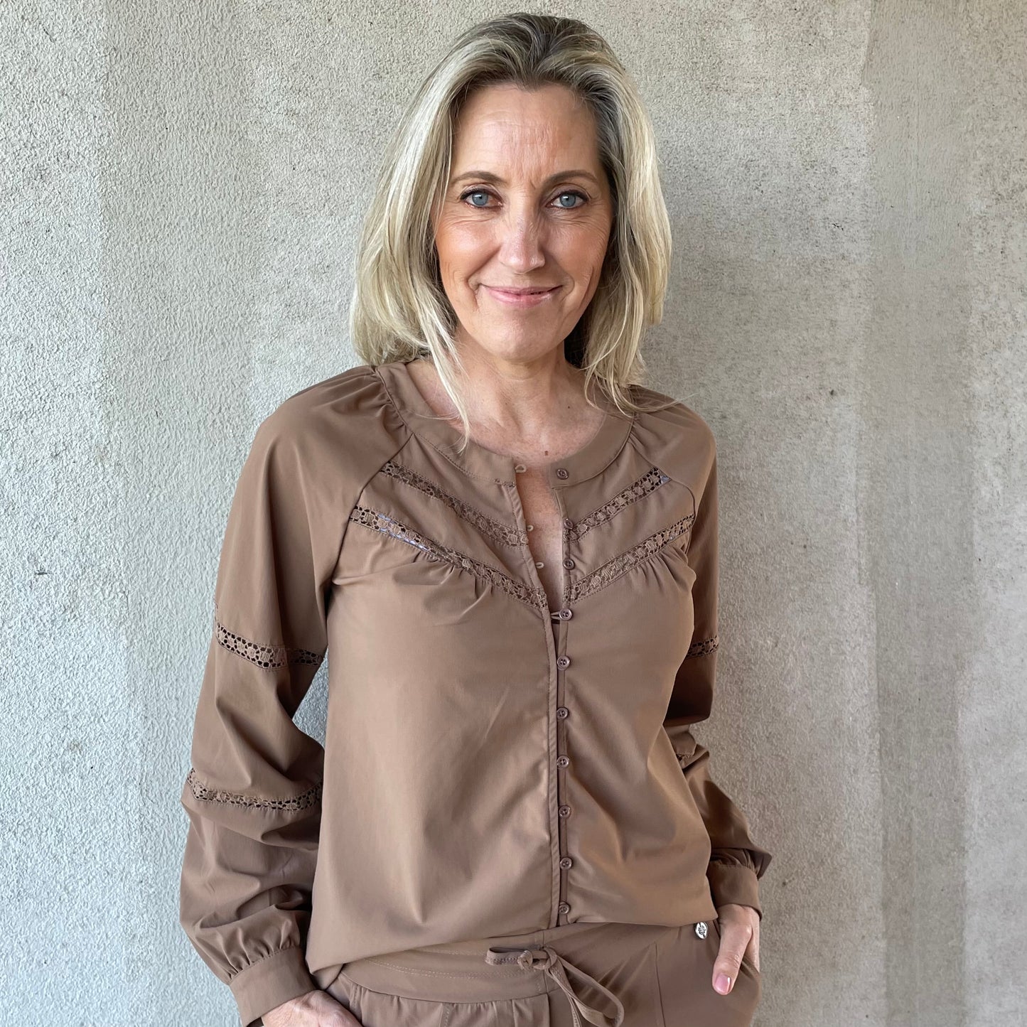 Triple Nine - Travel Blouse Grace Camel - 1105 - Peet kleding