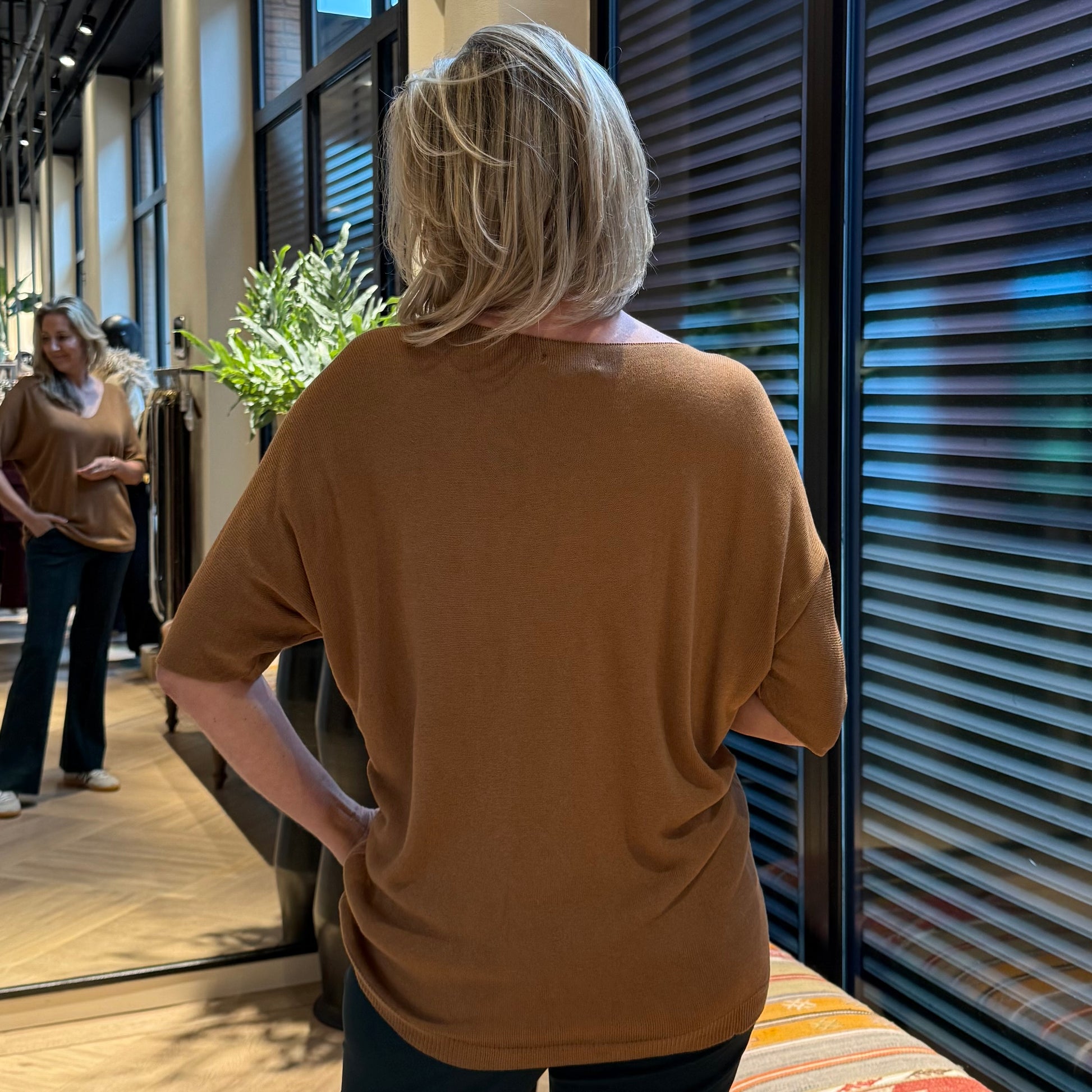 Top Joy V-hals Camel - Peet kleding