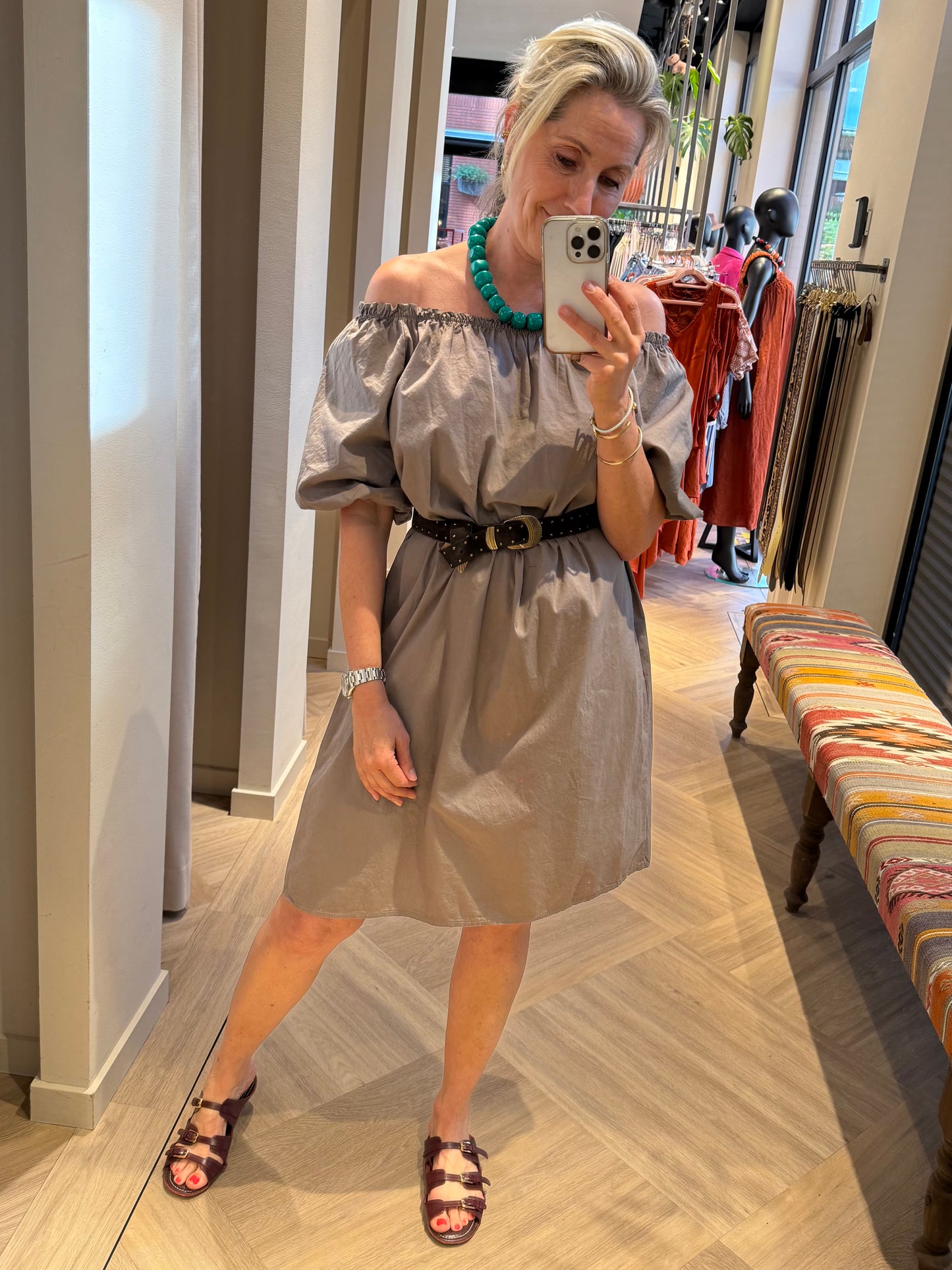 Jurk Claire Offshoulder Taupe - Peet kleding
