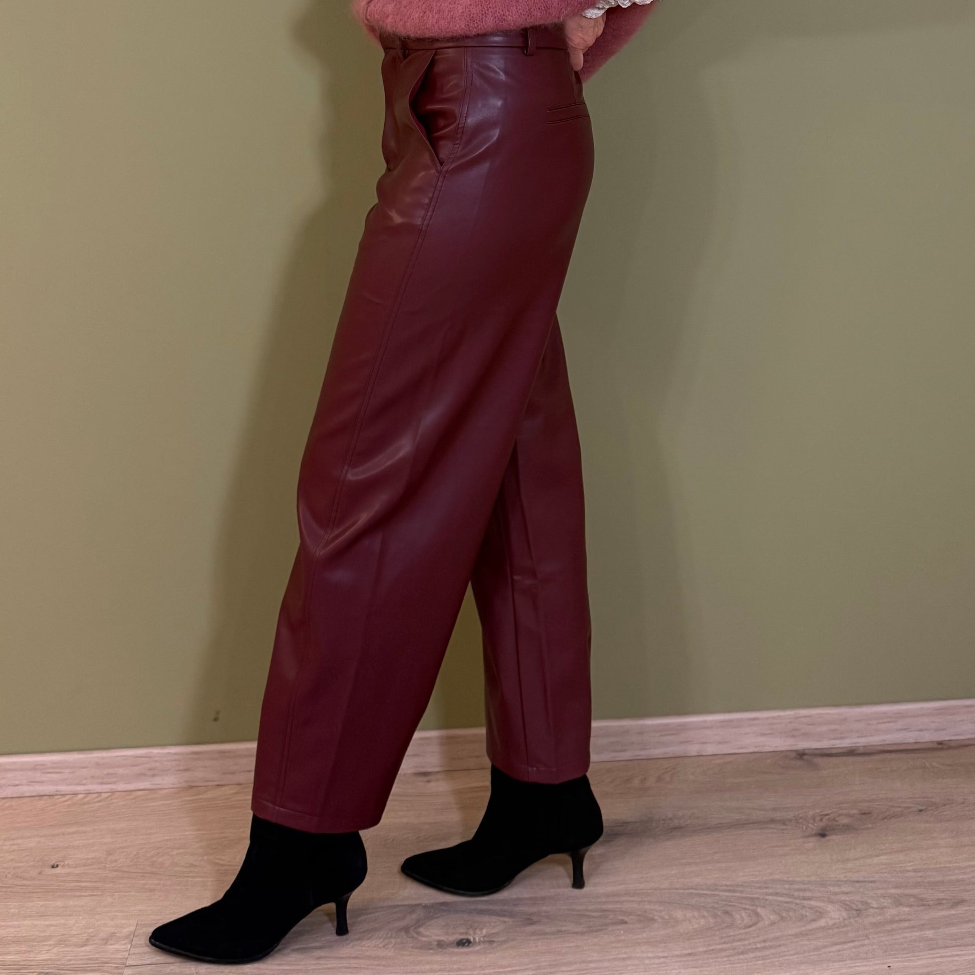 Ambika Barrel Broek PU Bordeaux - Peet kleding