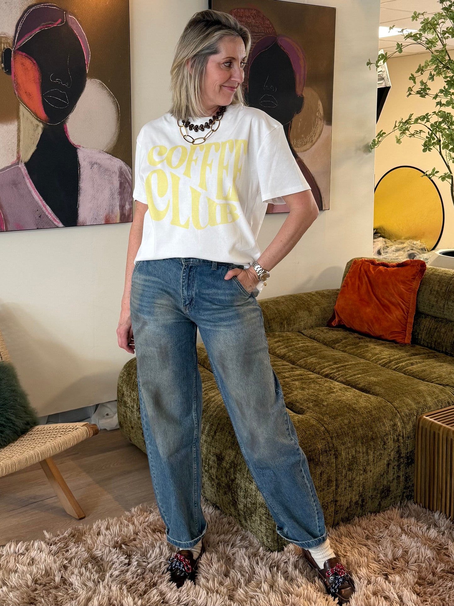 T-Shirt Ambika Coffee Club Geel - Peet kleding