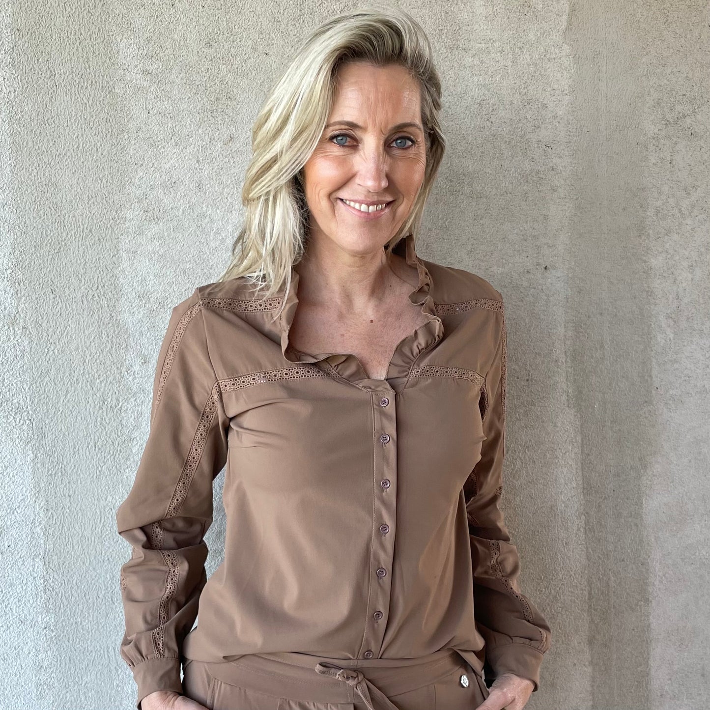 Triple Nine - Travel Blouse Davina Camel - 1104 - Peet kleding