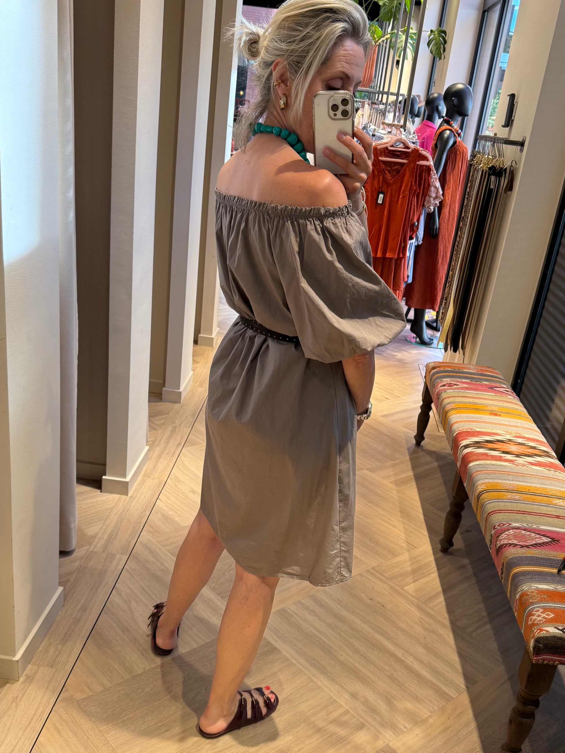 Jurk Claire Offshoulder Taupe - Peet kleding