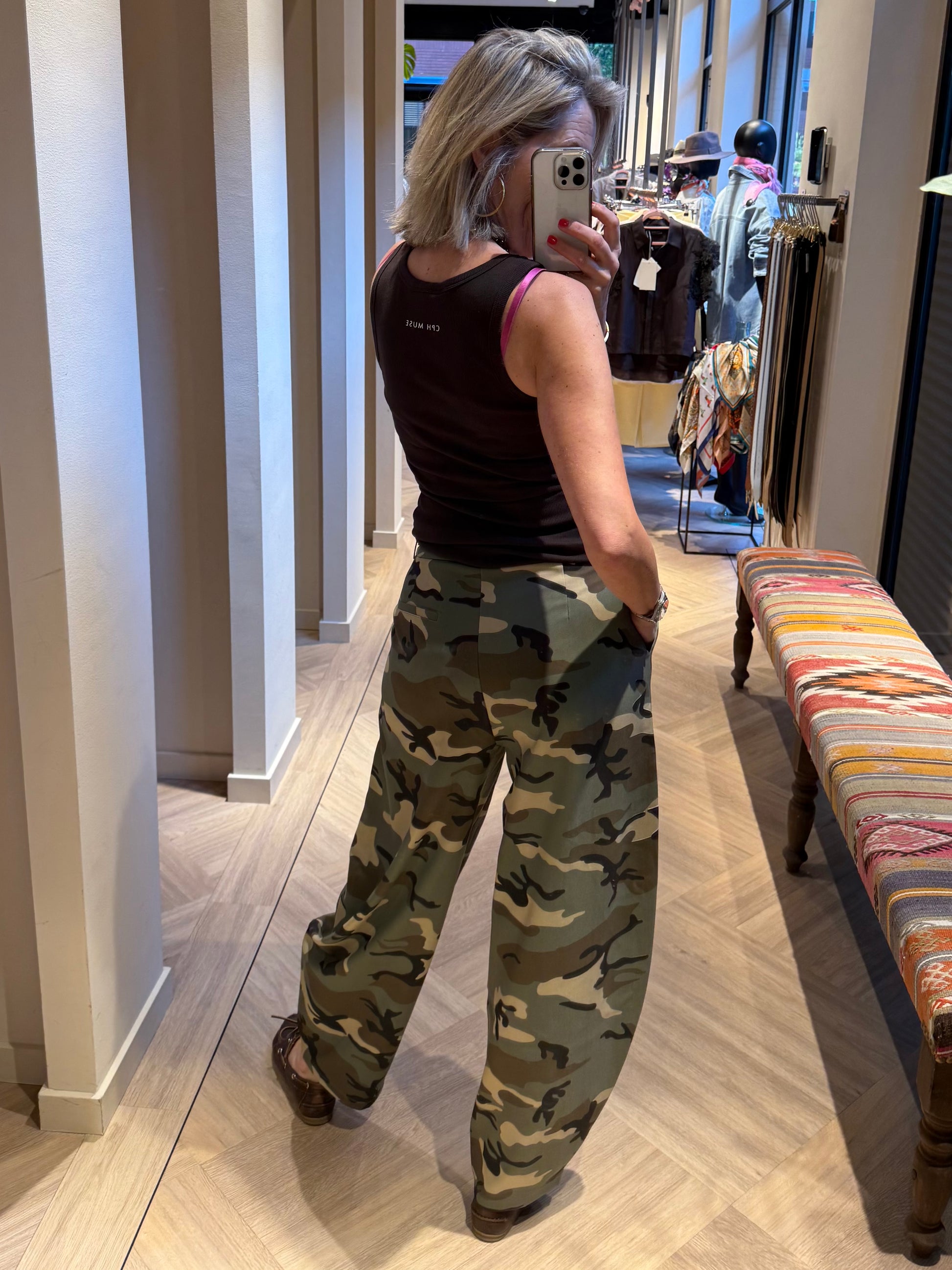 Ambika Broek Nina Barrel Army Print - Peet kleding