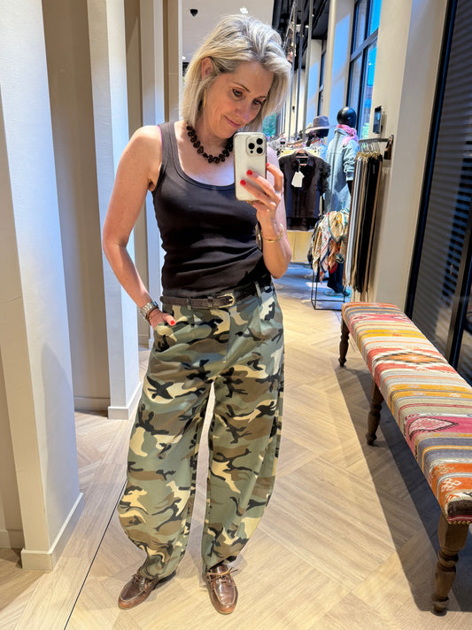 Ambika Broek Nina Barrel Army Print - Peet kleding