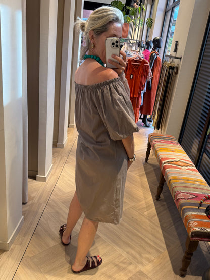 Jurk Claire Offshoulder Taupe - Peet kleding