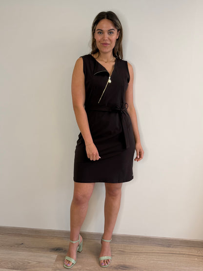 Triple Nine Travel Jurk Rosalie Donkerbruin - 51820 - Peet kleding