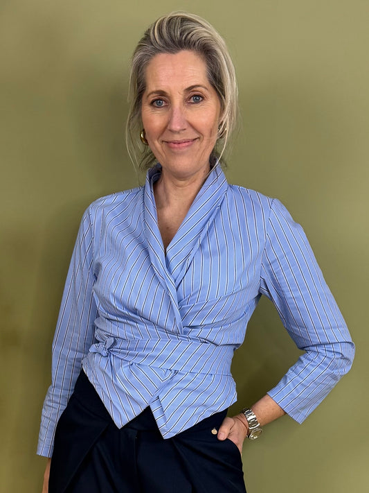 Wikkelblouse Sannie Lichtblauw Streep - Peet kleding
