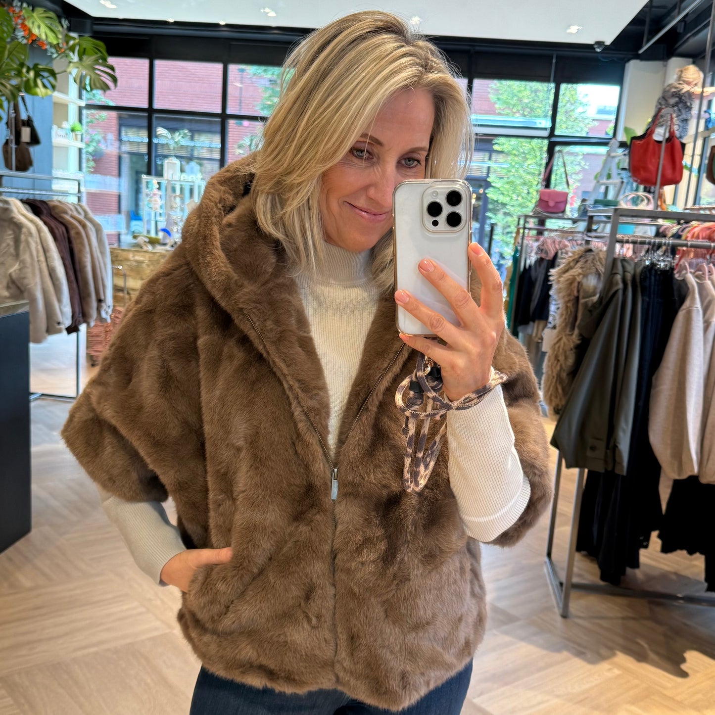 Bodywarmer Celia Faux Fur Taupe - Peet kleding