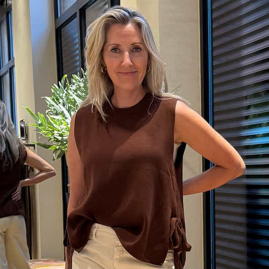 Gebreide Top Mouwloos Lucy Bruin - Peet kleding