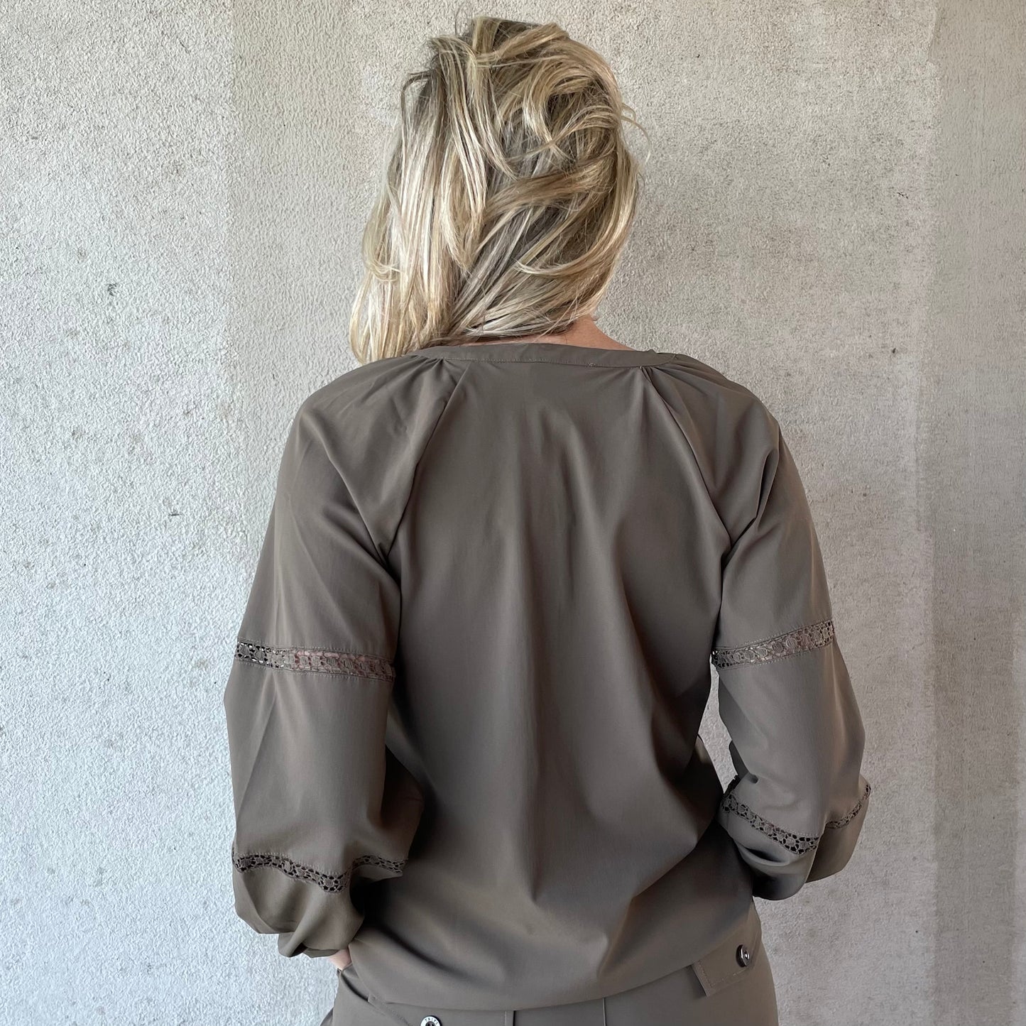 Triple Nine - Travel Blouse Grace Taupe - 1105 - Peet kleding