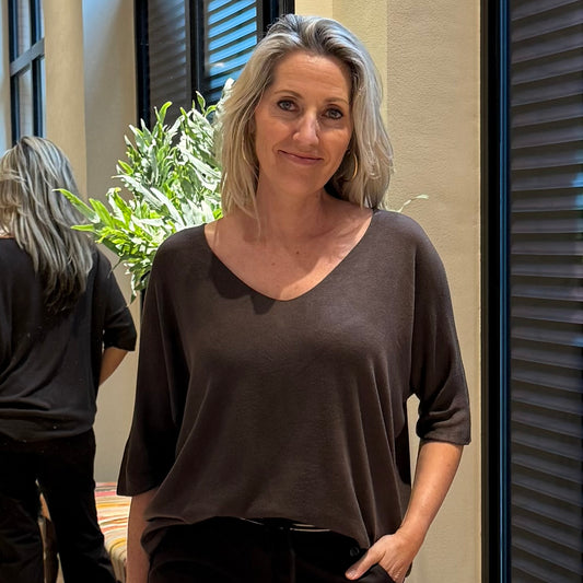 Top Joy V-hals Donkerbruin - Peet kleding