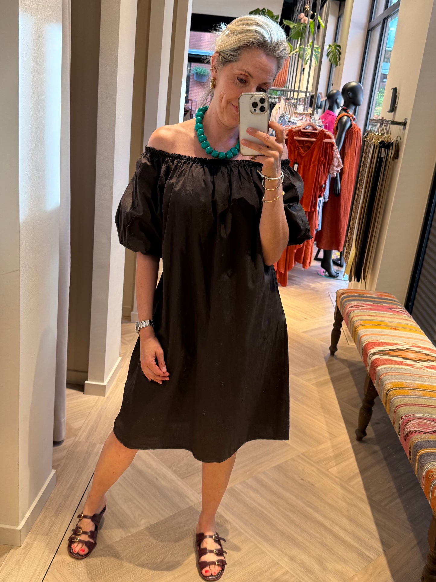 Jurk Claire Offshoulder Bruin - Peet kleding
