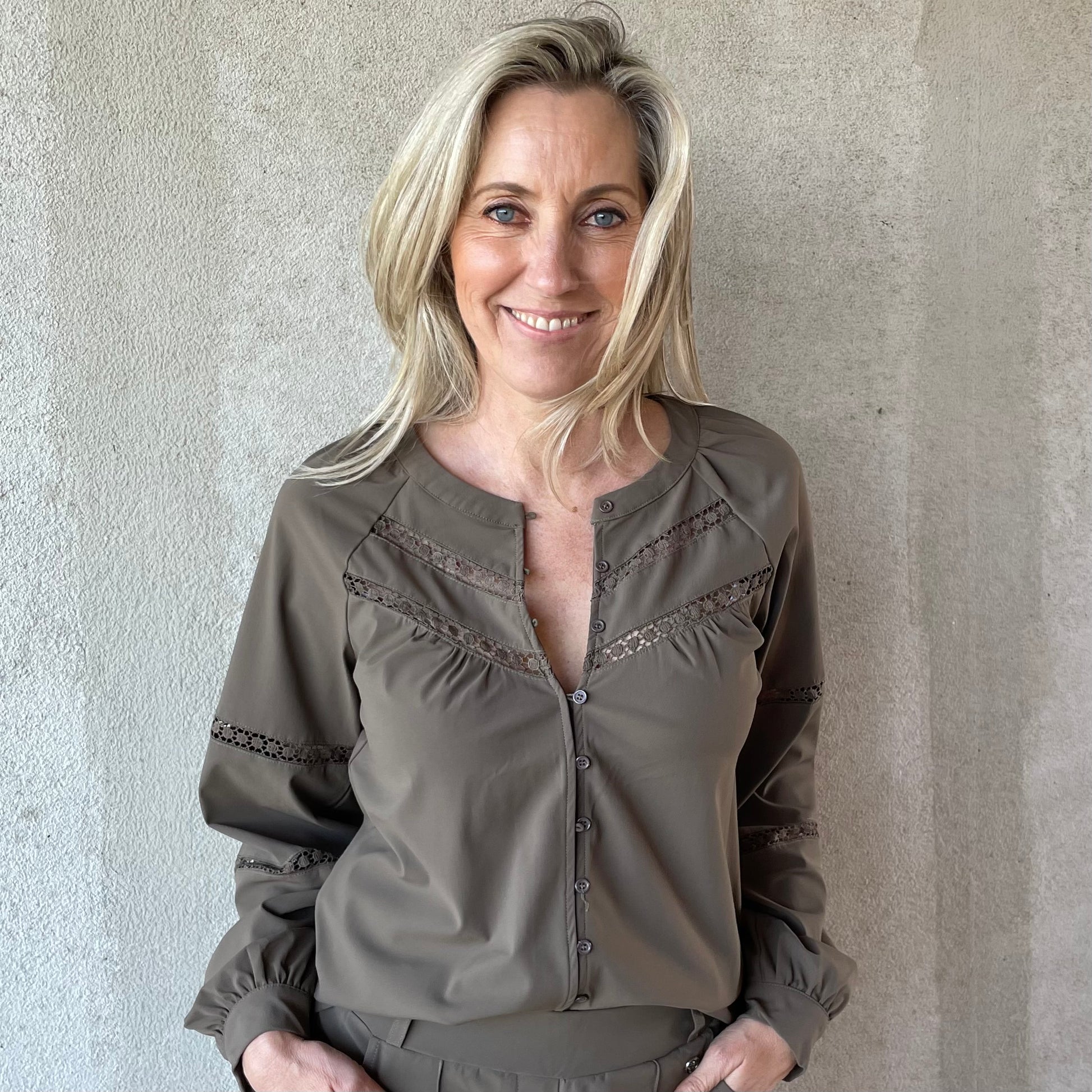 Triple Nine - Travel Blouse Grace Taupe - 1105 - Peet kleding