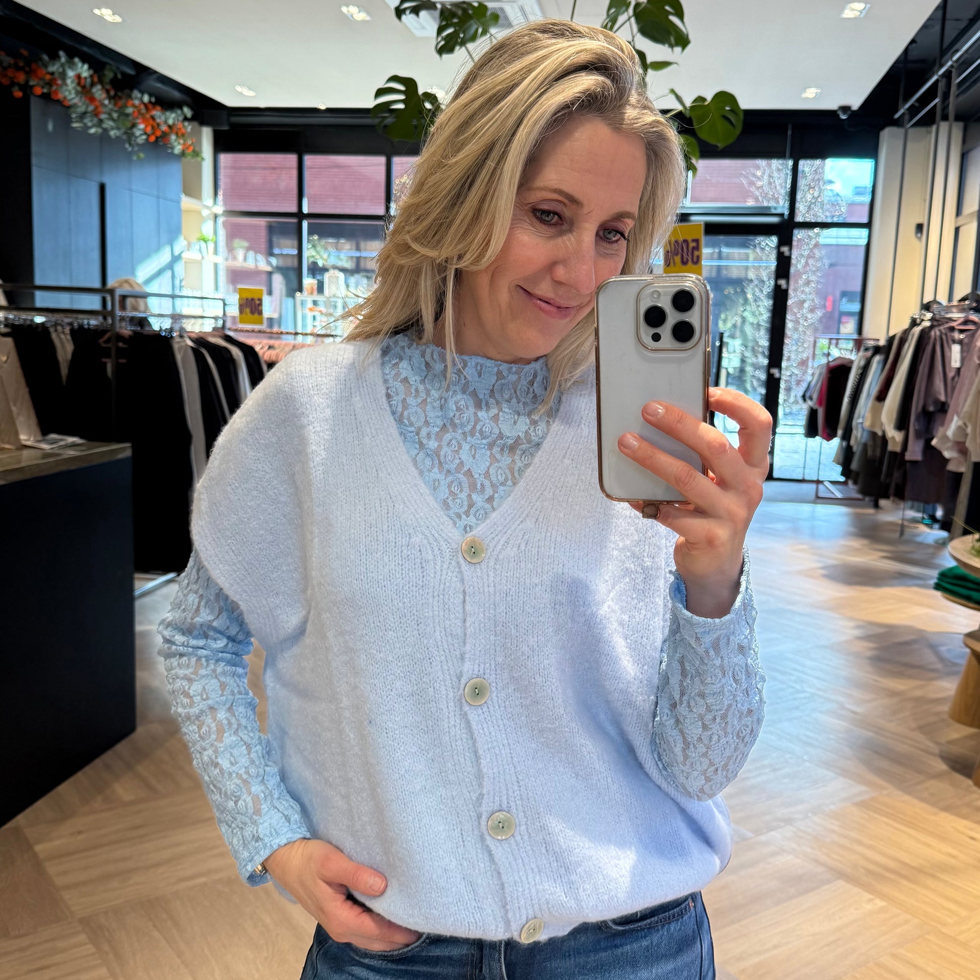 Gilet Nima Alpaca Lichtblauw - Peet kleding